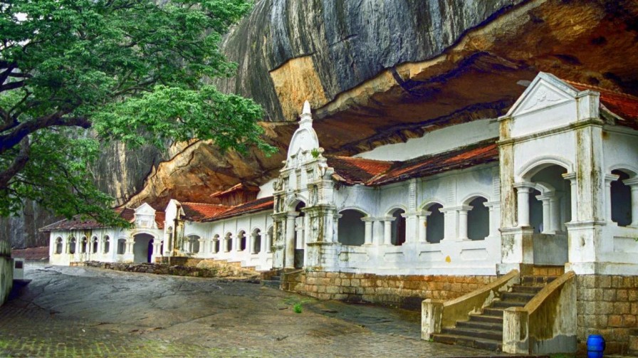Sri Lanka tour highlights: Sigiriya Lion Rock, Dambulla Cave Temple, Kandy Botanical Gardens, and Bentota beaches – by Garnet Tourism.